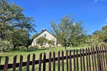 Celkový pohled na č.p. 19 a obecně místo, kde stával jižní trakt dvora s panským sídlem (© Jan P. Štěpánek  09/2024)