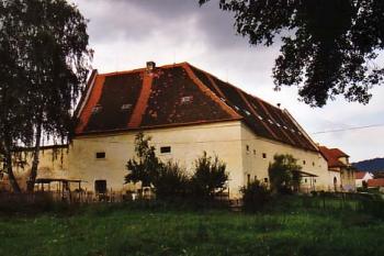 Chlum - bývalá tvrz od západu (2001 ©Jiří Cukr)
