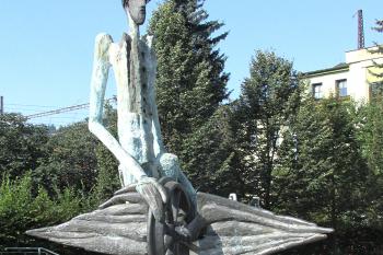 Socha Jana Pernera před nádražím v České Třebové. (© Pavel Vítek  09/2024)