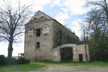 Sýpka jako součást tvrze a vjezd do dvora na vých.straně (© D Dohňanský, 04/2016)