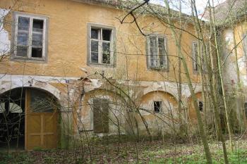 jz.budova tvrze (© D Dohňanský, 04/2016)