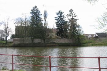 pohled přes "zámecký" rybník (© D Dohňanský, 04/2016)
