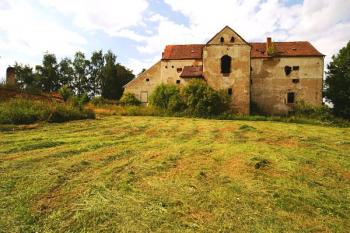 Budova tvrze od východu ( © Filip Matoušek 08/2004)