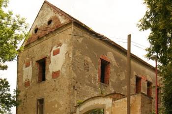 Vstupní, severní strana tvrze s vjezdem do dvora ( © Filip Matoušek 08/2004)