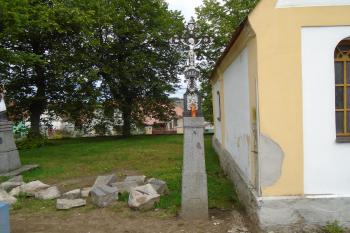 kříž na levé straně kaple z roku 1857 (© Jaroslav Špiroch  06/2024)