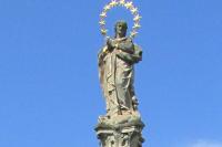 sloup se sochou Panny Marie Immaculaty