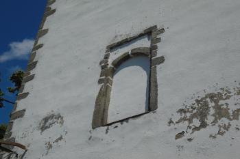 gotický portál se vpadlinou pro padací můstek a vchodem do patra kostelní věže (© Jaroslav Špiroch  06/2024)