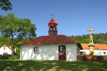 Kaplička Panny Marie Růžencové v obci Srbce, části města Luže. (© Pavel Vítek  09/2024)