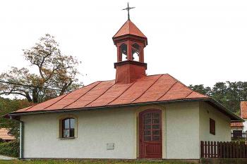 Kaplička Panny Marie Růžencové v obci Srbce, části města Luže. (© Pavel Vítek  09/2024)