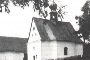 dnes zaniklá barokní kaple sv. Isidora před r. 1950 (©https://www.lubavia.cz/obce/heroltovice-herlsdorf-4v)