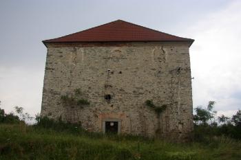 Patrné zazděné původní okna (© Jan Šebek, 07/2008)