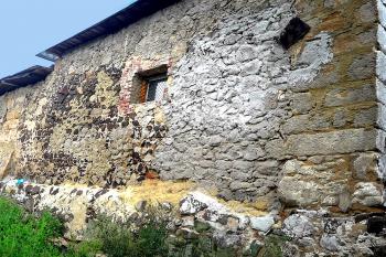 Zříceniny tvrze v Útěchovicích, části obce Hamr na Jezeře. (© Pavel Vítek  09/2024)