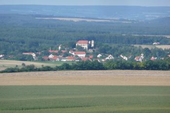 celkový pohled na hrad po zastřešení paláce (© David Hamza, 08/2010)