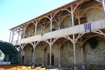 palác, nádvoří - nové dřevěné arkády v místě původních (© David Hamza, 08/2010)