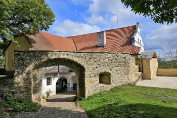 pohled z hradního nádvoří na renesanční budovy předhradí (© Jan P. Štěpánek  04/2024)