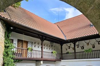 nádvoříčko mezi 1. a 2. branou (© Jan P. Štěpánek  04/2024)
