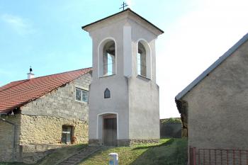 Zvonička v obci Stradouň u Vysokého Mýta. (© Pavel Vítek  09/2024)