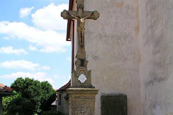 Kříž u kostela ( © Roman Řezáč 07/2004)