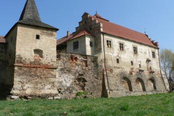 jižní trakt (hranolová věž vlevo - původní hladomorna) (© Ondřej Drlík, 4/2010)