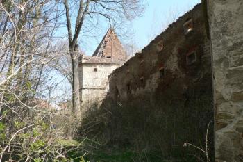 západní křídlo s nárožními bastiony (© Ondřej Drlík, 4/2010)