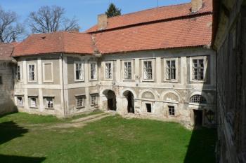 první nádvoří (© Ondřej Drlík, 4/2010)