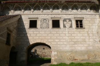 první nádvoří - spojovací chodba s průjezdem do druhého nádvoří (© Ondřej Drlík, 4/2010)