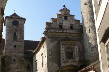 pohled do prvního nádvoří z průjezdu zámku (© Ondřej Drlík, 4/2010)