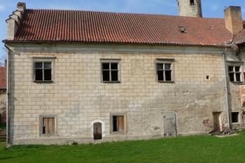 J průčelí jižního traktu vybíhajícího do prostoru druhého nádvoří (© Ondřej Drlík, 4/2010)