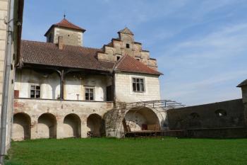 západní průčelí jižního traktu, který je součástí původní hradební zdi (© Ondřej Drlík, 4/2010)