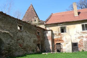 severozápadní kout druhého nádvoří (© Ondřej Drlík, 4/2010)