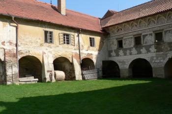 severovýchodní kout druhého nádvoří (© Ondřej Drlík, 4/2010)