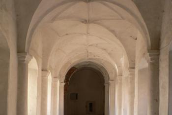 spojovací chodba s hřebínkovou hvězdicovou klenbou (© Ondřej Drlík, 4/2010)