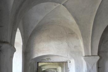 severozápadní trakt zámku s dodatečně vloženými klenbami s hřebínky (© Ondřej Drlík, 4/2010)