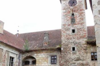 Jižní strana prvního nádvoří (© Jan Sommer, 09/2007)