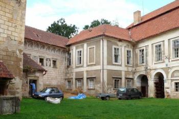 Severozápadní kout prvního nádvoří (© Jan Sommer, 09/2007)