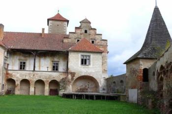 Východní strana jižní části druhého nádvoří (© Jan Sommer, 09/2007)