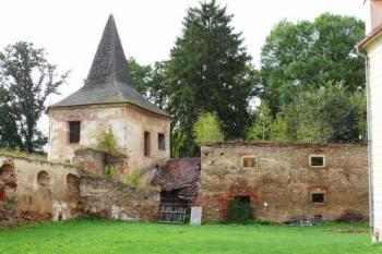 Západní strana jižní části druhého nádvoří (© Jan Sommer, 09/2007)