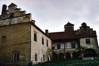 Budovy na druhém nádvoří (© Jiří Cukr 05/2001)