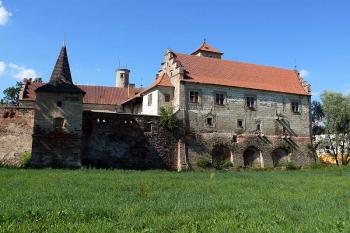 Zámek a bašta opevnění od jihu (© Jiří Cukr, 07/2010)