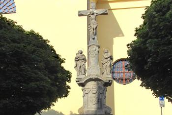 Sousoší Kalvárie před kostelem sv. Jakuba Většího v České Třebové. (© Pavel Vítek  09/2024)