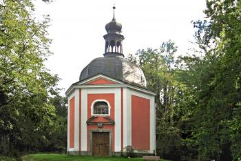 Kaple Čtrnácti pomocníků, zvaná Paletínská kaple, v Košumberku u města Luže. (© Pavel Vítek  09/2024)