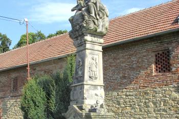 Sousoší Nejsvětější Trojice v obci Rybník u České Třebové. (© Pavel Vítek 09/2024)