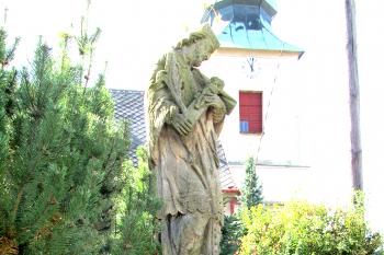 Socha sv. Jana Nepomuckého v obci Svatý Jiří v okrese Ústí nad Orlicí. (© Pavel Vítek  09/2024)