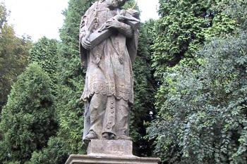 Socha sv. Jana Nepomuckého v obci Svatý Jiří v okrese Ústí nad Orlicí. (© Pavel Vítek  09/2024)