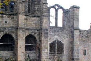 severní průčelí márnice a klášterního kostela ( © Pavel Zany Komárek 14/10/2001)