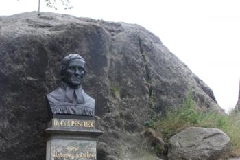 Pomník Dr. Ch. A. Peschka, badatele o dějinách Ojvína ( © Ivan Grisa 07/2011)