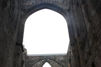 Vítězný oblouk a průčelní stěna klášterního kostela z presbytáře ( © Ivan Grisa 07/2011)