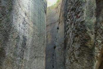 Ručně tesaná chodba pod kaplí (© Spancha 09/2004)