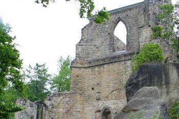 Oybin - hlavní průčelí klášterního kostela (© Pavel Jarý,  18.05.2008)