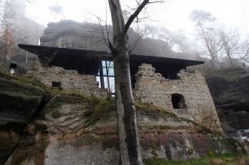 Pokladny a infocentrum mezi spodní a horní bránou ( © Iva Spurná 19.4.2008)
